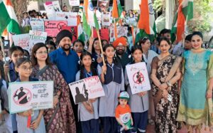 Angry Man Pamma administered oath to school children against terrorism on the success of Operation Sindoor hummernews.in