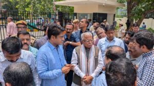 Shri Manohar Lal Khattar Ji and Shri Kuljeet Singh Chahal Conduct Surprise Inspection of Sarojini Nagar Housing Complexes hummernews.in