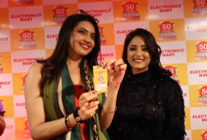 Actresses Kashika Kapoor and Ulka Gupta Conduct 50 Lacs Cash Prize Draw at Electronics Mart hummernews.in