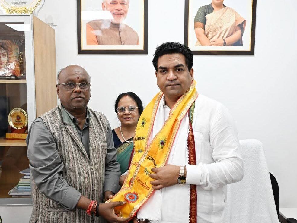 Adileela Foundation National President facilated Delhi Minister Kapil Mishra hummernews.in