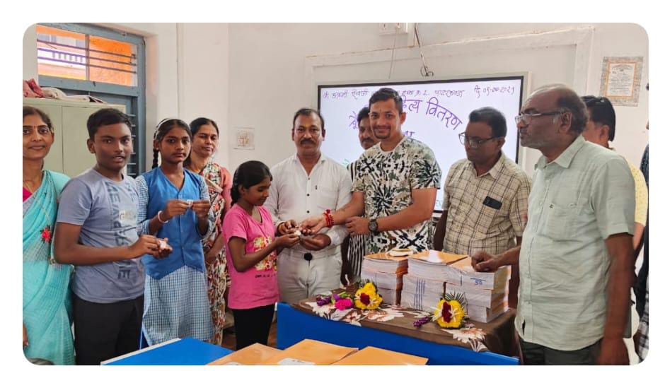 Silver coins and educational material distributed to students in memory of Late Daluramji Borele – Innovative initiative by Rajnikant Borele Sent by: Ganesh Singhania hummernews.in