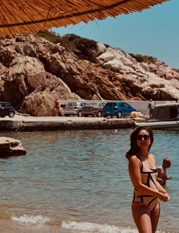 Kareena Kapoor Stuns in Swimsuit During London Beach Vacation — See Pics hummernews.in