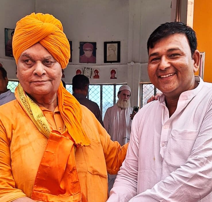 Former State Minister and Chandpur MLA Swami Omvesh receives birthday greetings from Bablu Pradhan hummernews.in