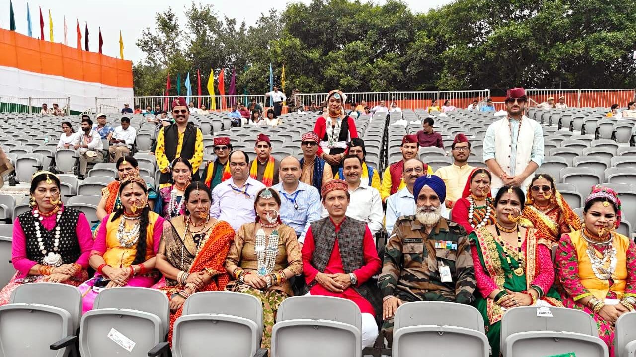 On the occasion of Independence Day , a group of Uttarakhand migrants participated in the program organized at Red Fort in New Delhi in traditional attire . hummernews.in