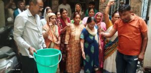 Residents of Chhatarpur Ramlila Chowk Struggling for Every Drop of Water, Raise Slogans Against MLA Kartar Singh hummernews.in