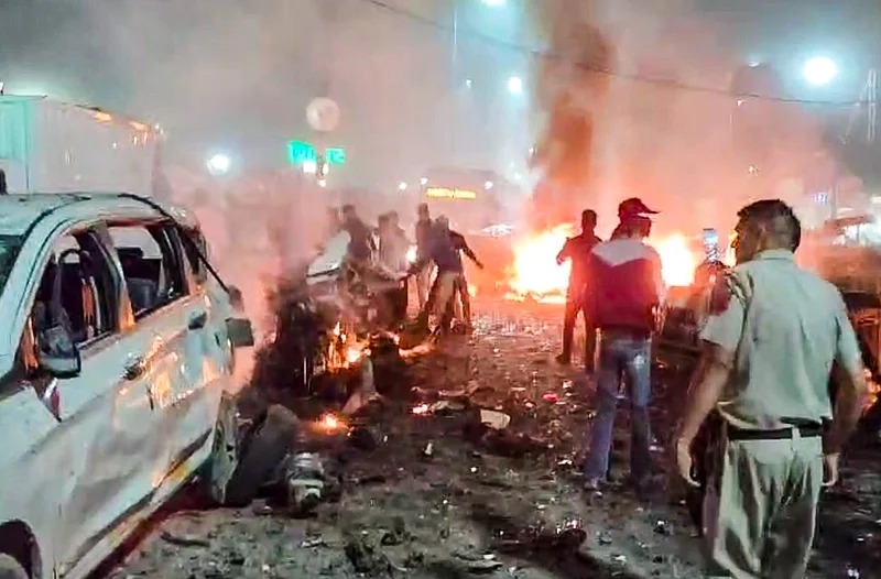 High-Intensity Blast Near Delhi’s Jama Masjid Leaves Area in Flames; Multiple Vehicles Destroyed, Casualties Reported hummernews.in